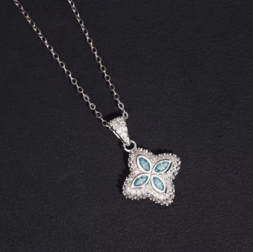 Pendentif trèfle Impériale – Moissanite / argent 925