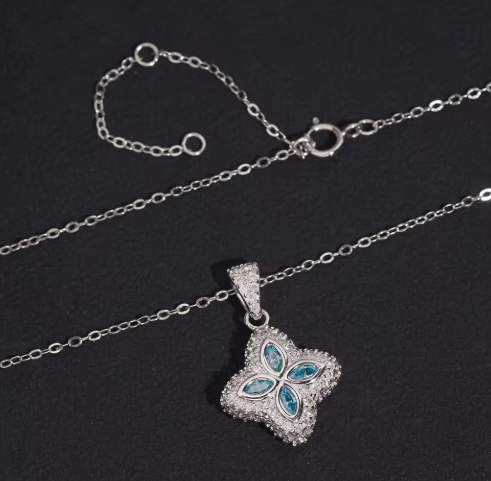 Pendentif trèfle Impériale – Moissanite / argent 925