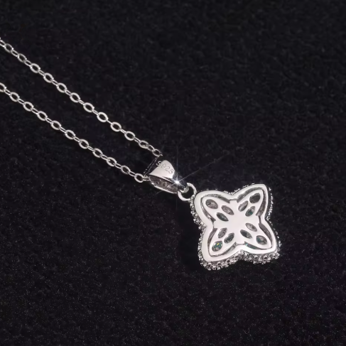 Pendentif trèfle Impériale – Moissanite / argent 925